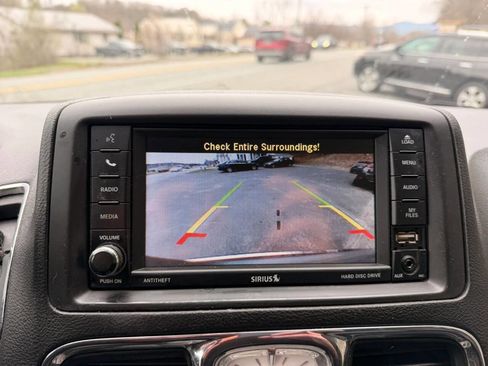 Used 2016 Chrysler Town & Country Touring FWD image 13