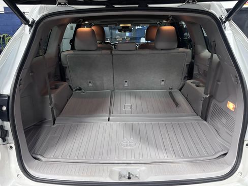 Used 2019 Toyota Highlander XLE image 14