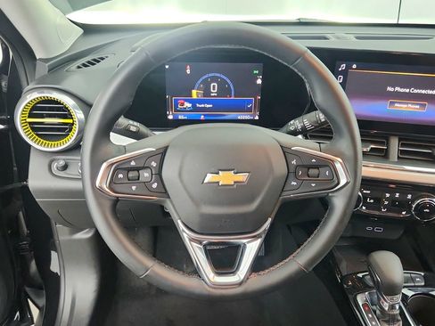 Used 2024 Chevrolet Trax LT w/ Sunroof Package FWD image 19