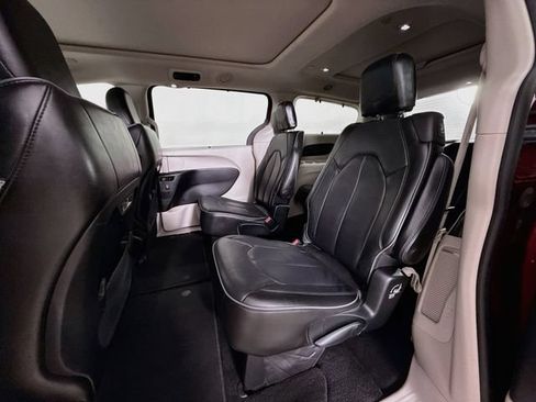 Used 2019 Chrysler Pacifica Limited w/ Advanced Safetytec Group FWD image 25