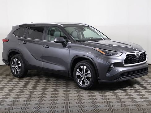 Used 2023 Toyota Highlander XLE FWD image 61