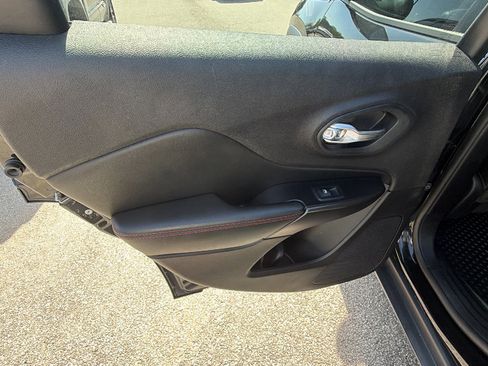 Used 2019 Jeep Cherokee Trailhawk image 22