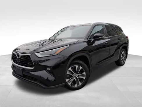 Used 2023 Toyota Highlander XLE image 3