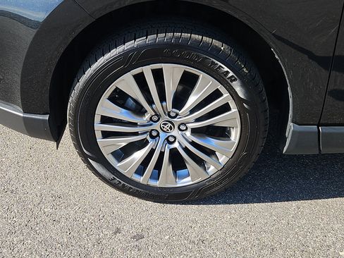 Used 2023 Toyota Venza XLE AWD/4WD image 28