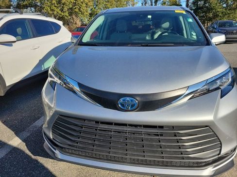 Used 2021 Toyota Sienna LE image 9