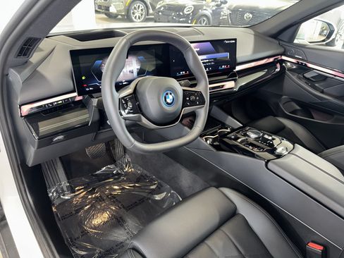 Used 2025 BMW i5 eDrive40i w/ Premium Package RWD image 20