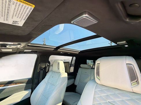 Certified 2025 Cadillac Escalade ESV Sport Platinum AWD/4WD image 18