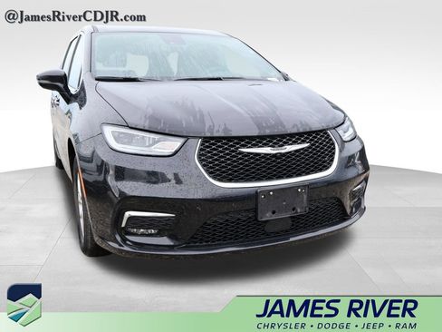 Used 2025 Chrysler Pacifica Select FWD image 8