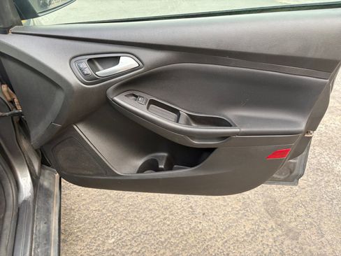 Used 2018 Ford Focus SE w/ SE Appearance Package FWD image 28