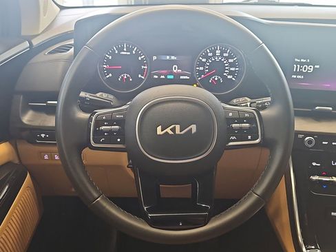 Used 2024 Kia Carnival EX image 18