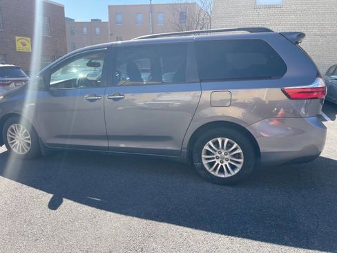 Used 2015 Toyota Sienna XLE w/ XLE Navigation Package image 9