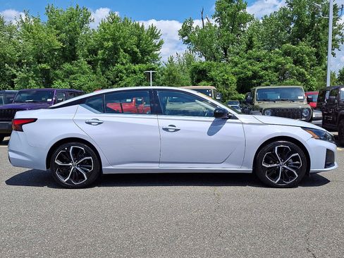 Used 2024 Nissan Altima 2.5 SR FWD image 7