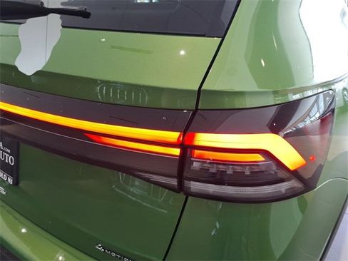 Used 2025 Volkswagen Taos SE w/ Panoramic Sunroof Package image 9