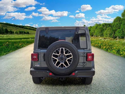 Used 2021 Jeep Wrangler Unlimited Sahara w/ Cold Weather Group AWD/4WD image 5