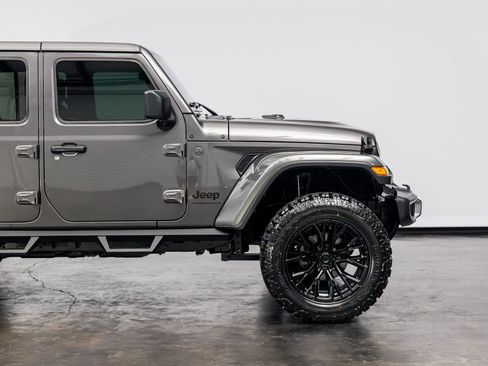 Used 2025 Jeep Wrangler Sahara image 22