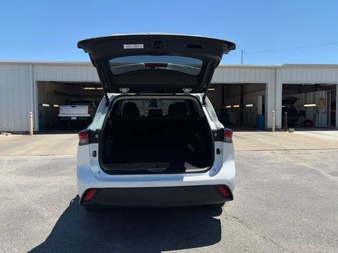 Used 2024 Toyota Highlander LE FWD image 21