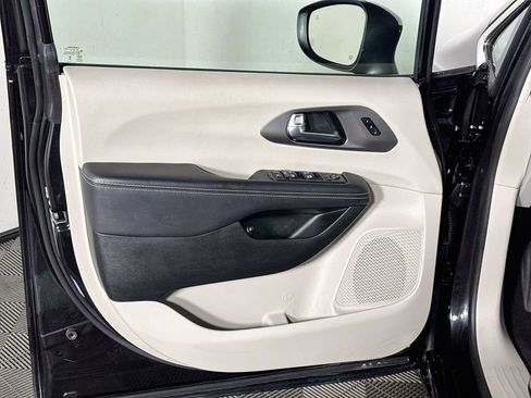 Used 2023 Chrysler Pacifica Touring-L FWD image 10