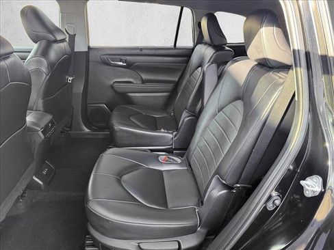 Used 2024 Toyota Highlander XLE image 18