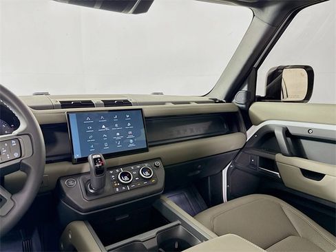 Used 2025 Land Rover Defender 110 S image 26