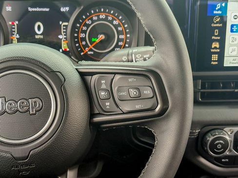 Used 2025 Jeep Gladiator Sport AWD/4WD image 33