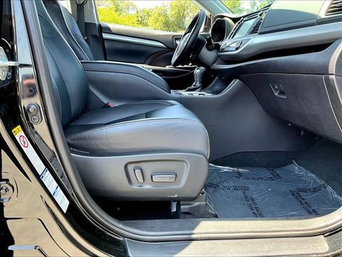 Used 2019 Toyota Highlander XLE AWD/4WD image 36