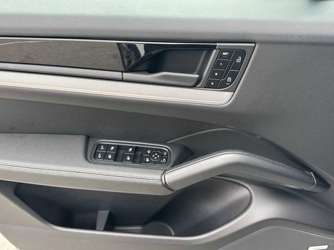 Used 2025 Porsche Cayenne image 12