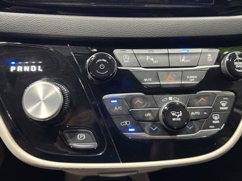 Used 2024 Chrysler Pacifica Touring-L FWD image 17