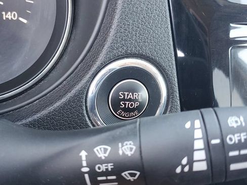 Used 2017 Nissan Rogue SV AWD/4WD image 23