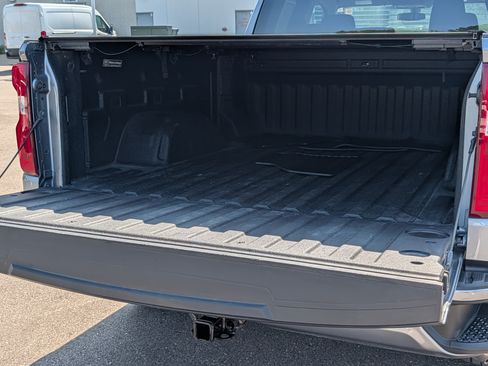 Used 2019 Chevrolet Silverado 1500 Custom w/ Custom Convenience Package AWD/4WD image 18