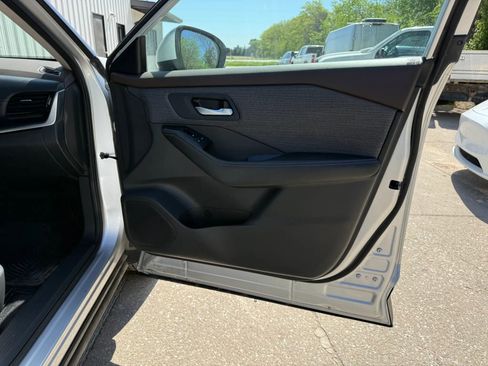 Used 2022 Nissan Rogue SV FWD image 8
