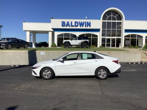 Used 2025 Hyundai Elantra SE FWD image 4