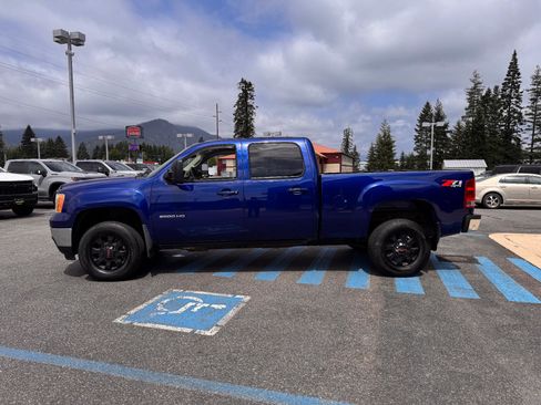 Used 2013 GMC Sierra 2500 SLT w/ Suspension Package, Off-Road AWD/4WD image 4