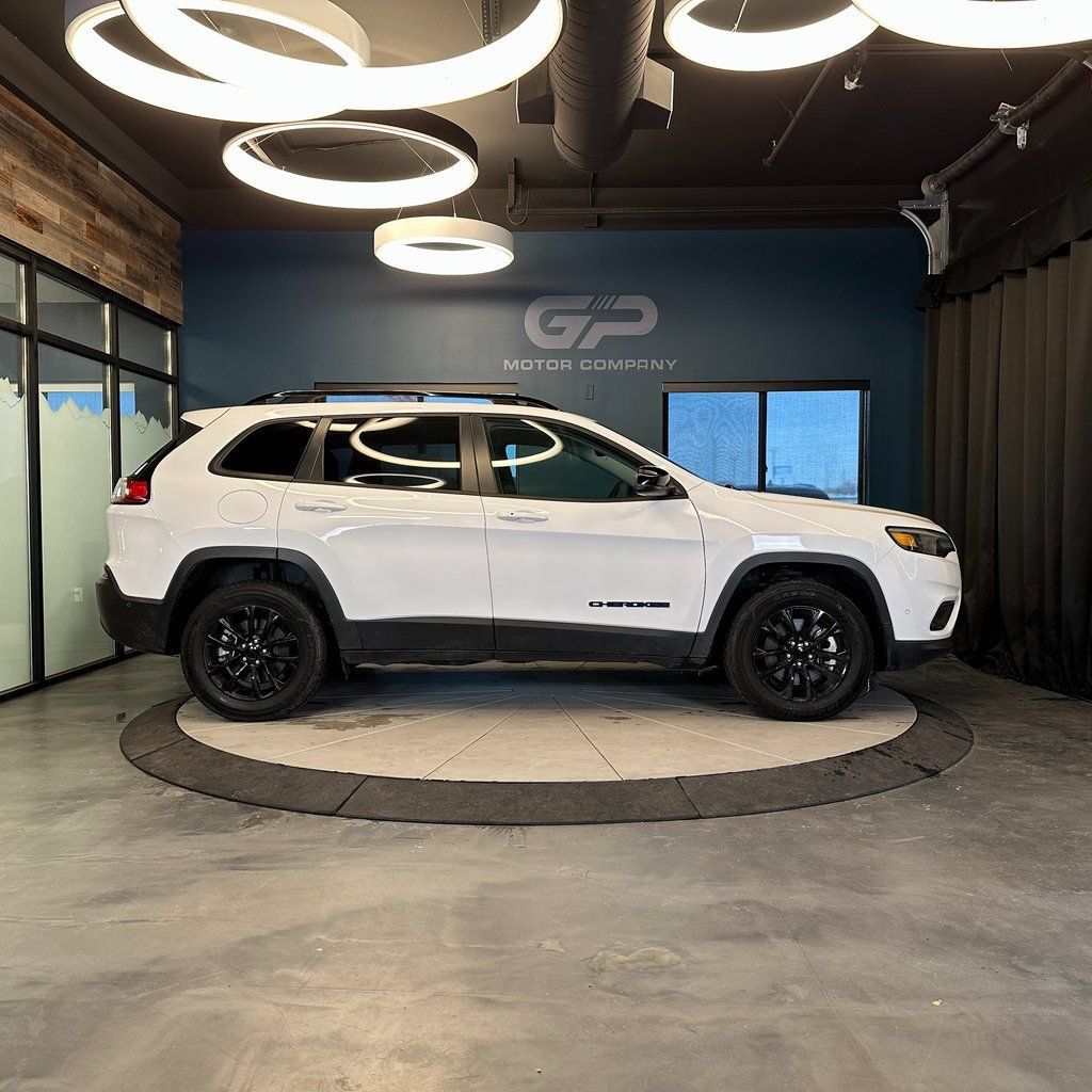 Used 2023 Jeep Cherokee Altitude Lux AWD/4WD image 2