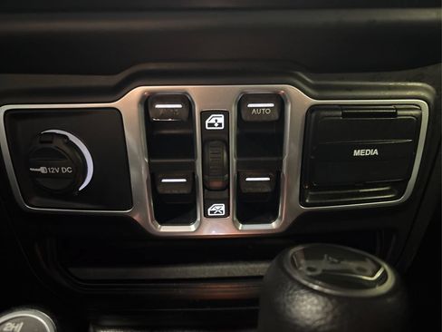 Used 2018 Jeep Wrangler Unlimited Sport S AWD/4WD image 35