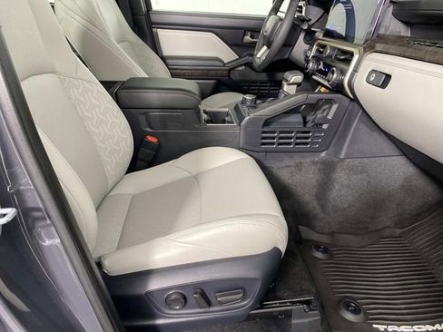 Used 2025 Toyota Tacoma Limited image 11