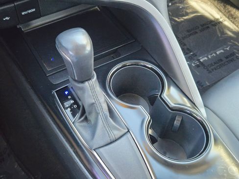 Used 2020 Toyota Camry SE image 21