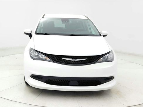 Used 2023 Chrysler Voyager LX FWD image 8