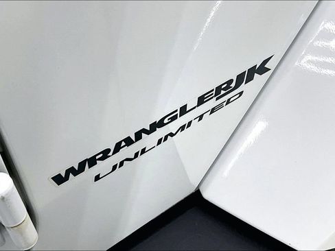 Used 2018 Jeep Wrangler Unlimited Sahara AWD/4WD image 26