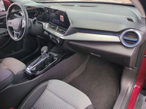 Used 2025 Chevrolet Trax LT w/ LT Convenience Package FWD image 25