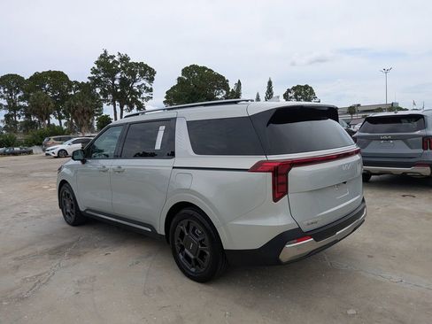 Certified 2025 Kia Carnival SX FWD image 6