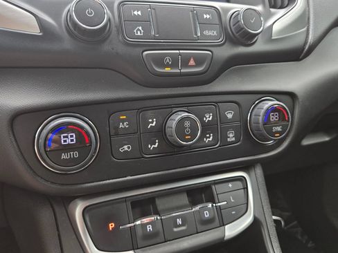 Used 2024 GMC Terrain SLT AWD/4WD image 30