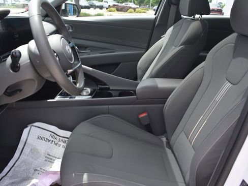 Used 2025 Hyundai Elantra SEL FWD image 12