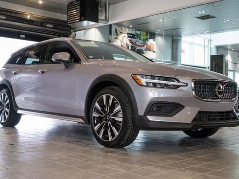 Used 2026 Volvo V60 B5 Cross Country Ultra w/ Climate Package image 1