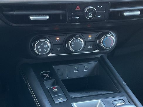 Used 2025 Nissan Kicks SV image 32