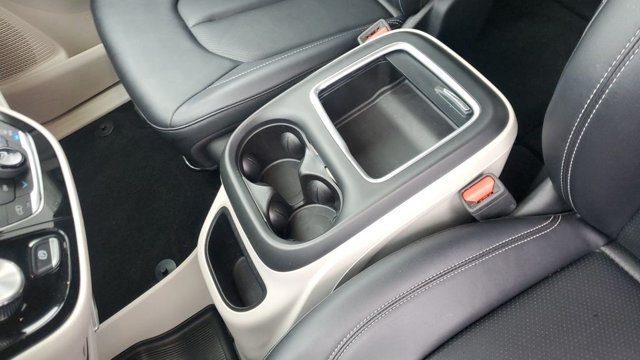 Used 2024 Chrysler Pacifica Touring-L FWD image 19