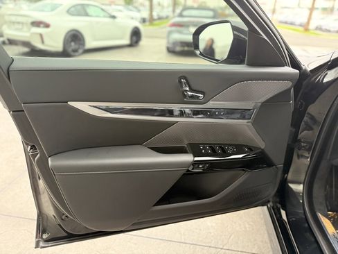 Used 2025 BMW 760i xDrive w/ Executive Package image 9