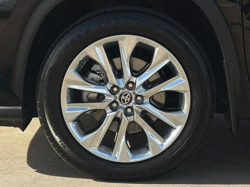 Used 2025 Toyota Highlander Limited FWD image 33