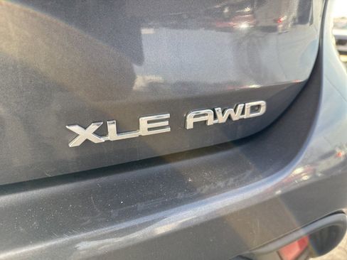 Used 2023 Toyota Highlander XLE image 4