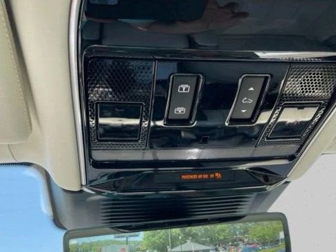 Used 2024 Land Rover Range Rover Long Wheelbase Autobiography image 18