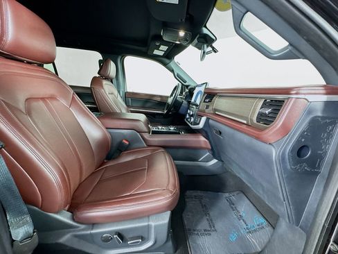 Used 2024 Ford Expedition Limited image 32